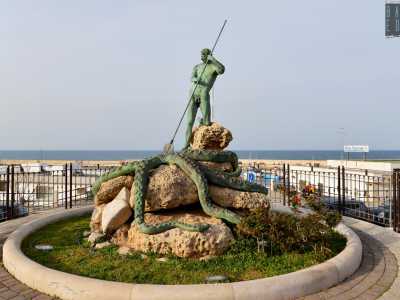 Con lo scoppio della Seconda guerra mondiale, la Fontana del Pescatore fu sequestrata allo scopo di riutilizzarne i materiali. Solo nel 2002 ne � stata realizzata una copia...
